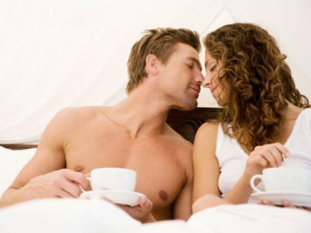 Француз энергично долбит в домашней постели супругу в чулках которая после завтрака запросила секс