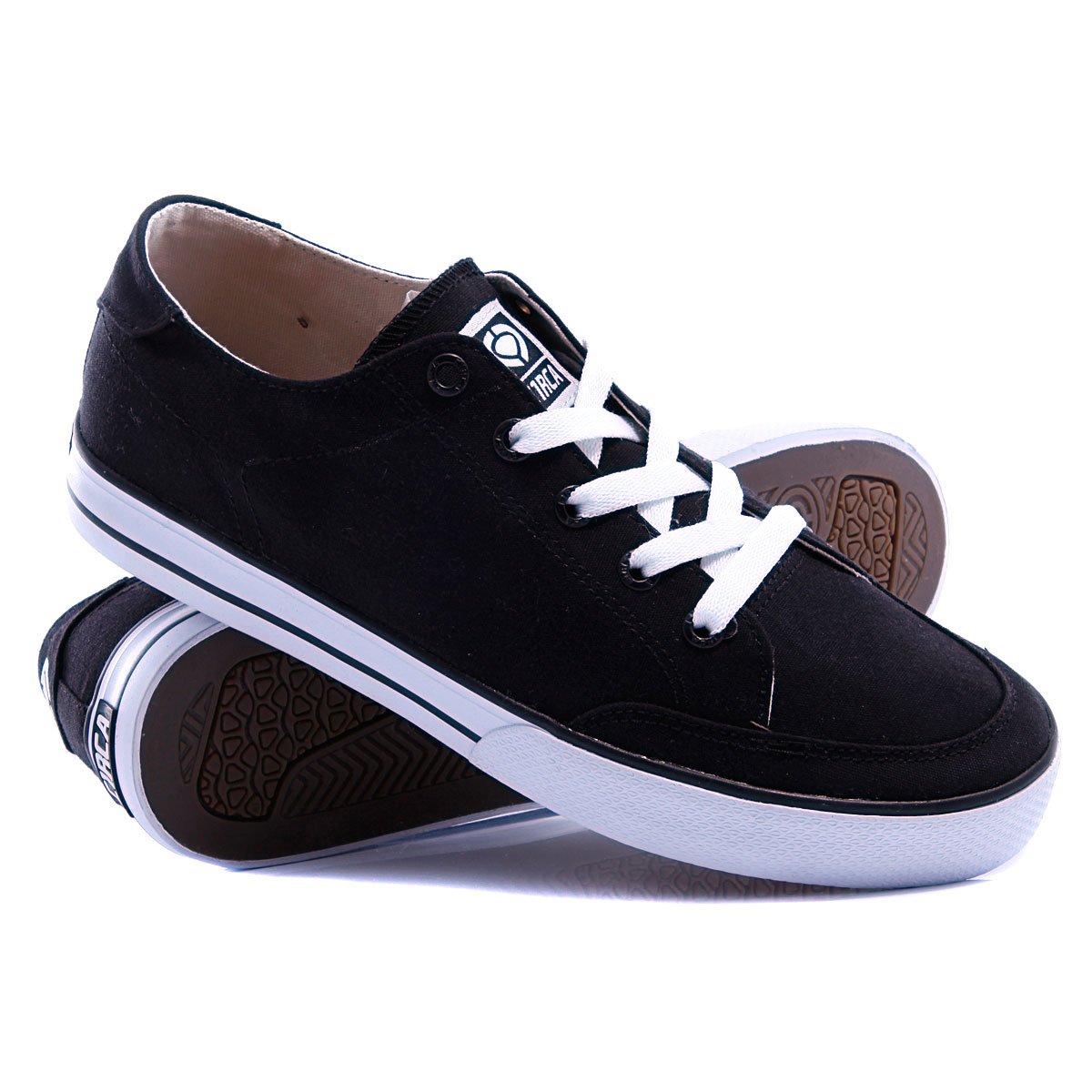 Кеды из какого материала. Кеды конверс белые. Белые кеды из кожи. Кеды конверс чак тейлор. Конверсы кари.