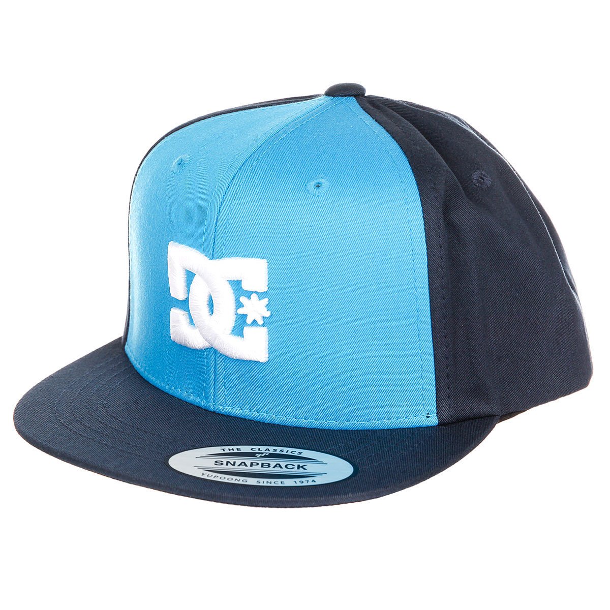 Бейсболка с прямым козырьком. Кепка DC Shoes с прямым козырьком. DC Shoes шапка с козырьком. Бейсболка с прямым козырьком DC smooths Blue Iris. Бейсболка с прямым козырьком и сеткой DC.