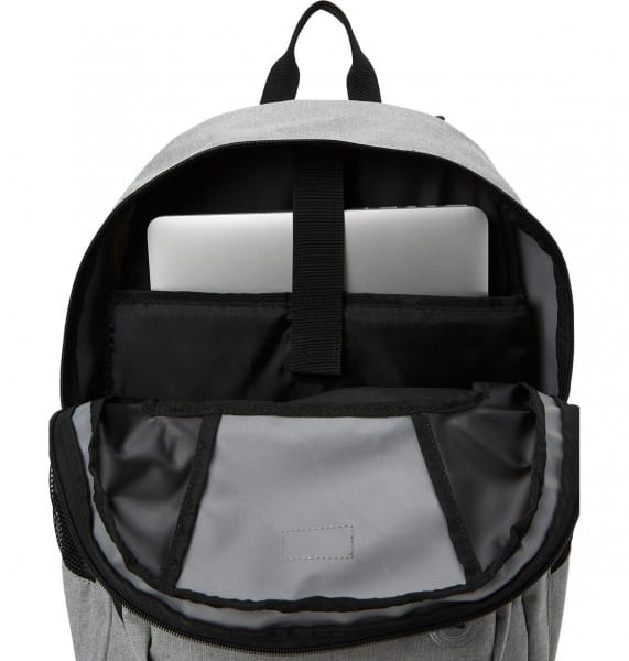 .//  /    DC SHOES Locker 3 23L