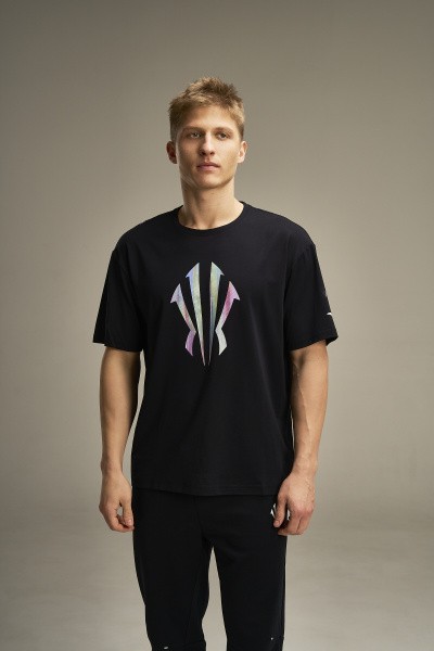 �������� Artist On The court