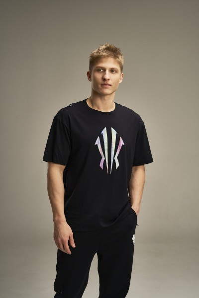 �������� Artist On The court