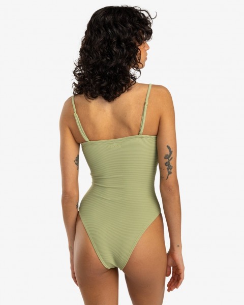 ������� ��������� Tanlines Tully