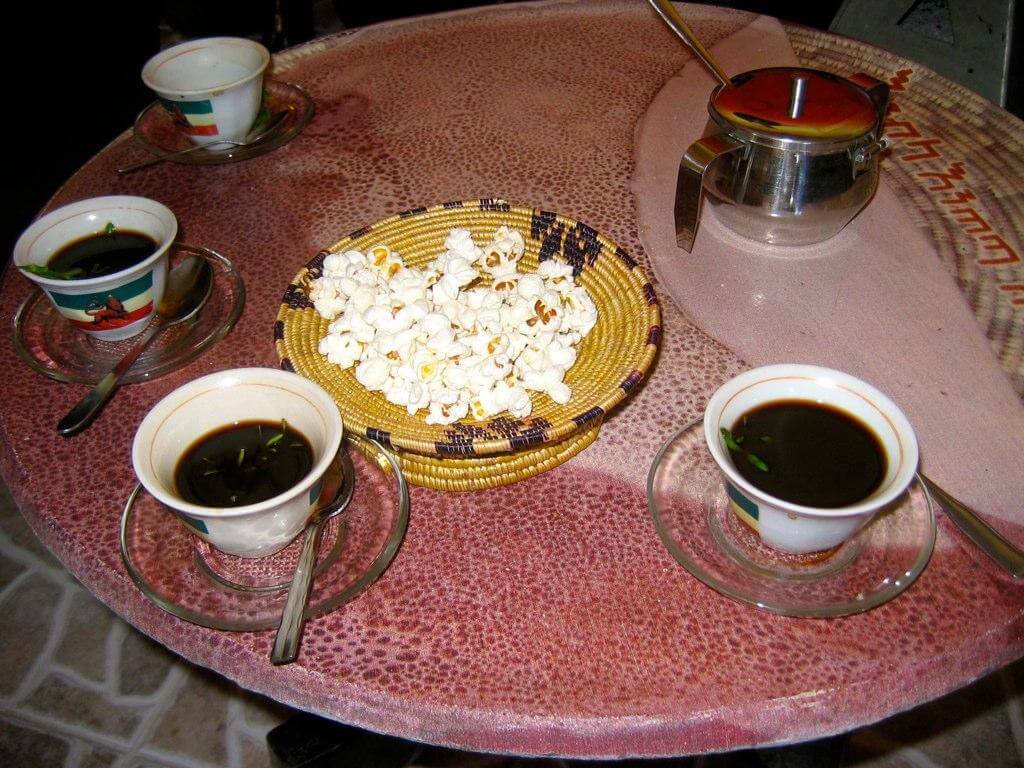 Кофе с попкорном и эфиопской лечебной травой. Фото: Flickr