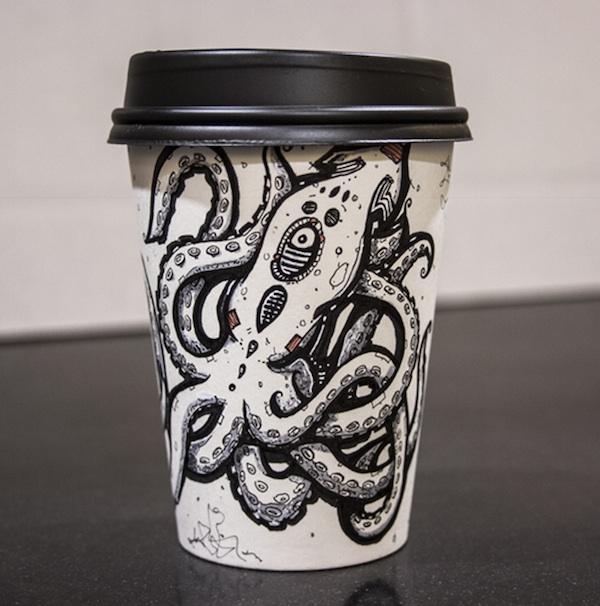 Кофейный стакан, разрисованный Мигелем Кордона с изображением морского чуда..